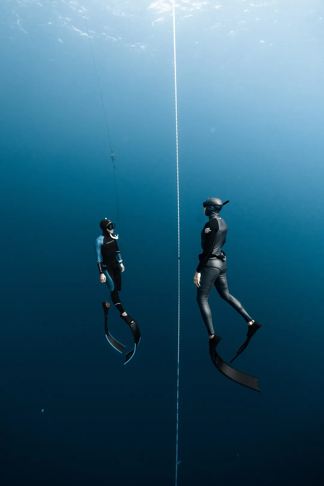 Beginner freediver descending on the line during an AIDA 1+2 course off Oahu