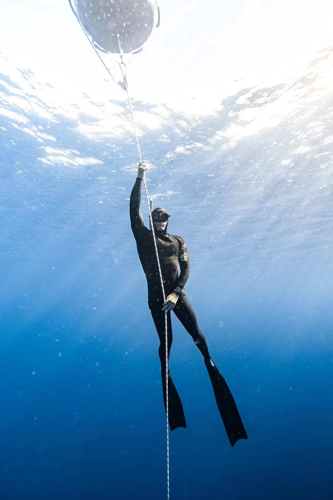 AIDA 3 student descending into the deep blue off Oahu