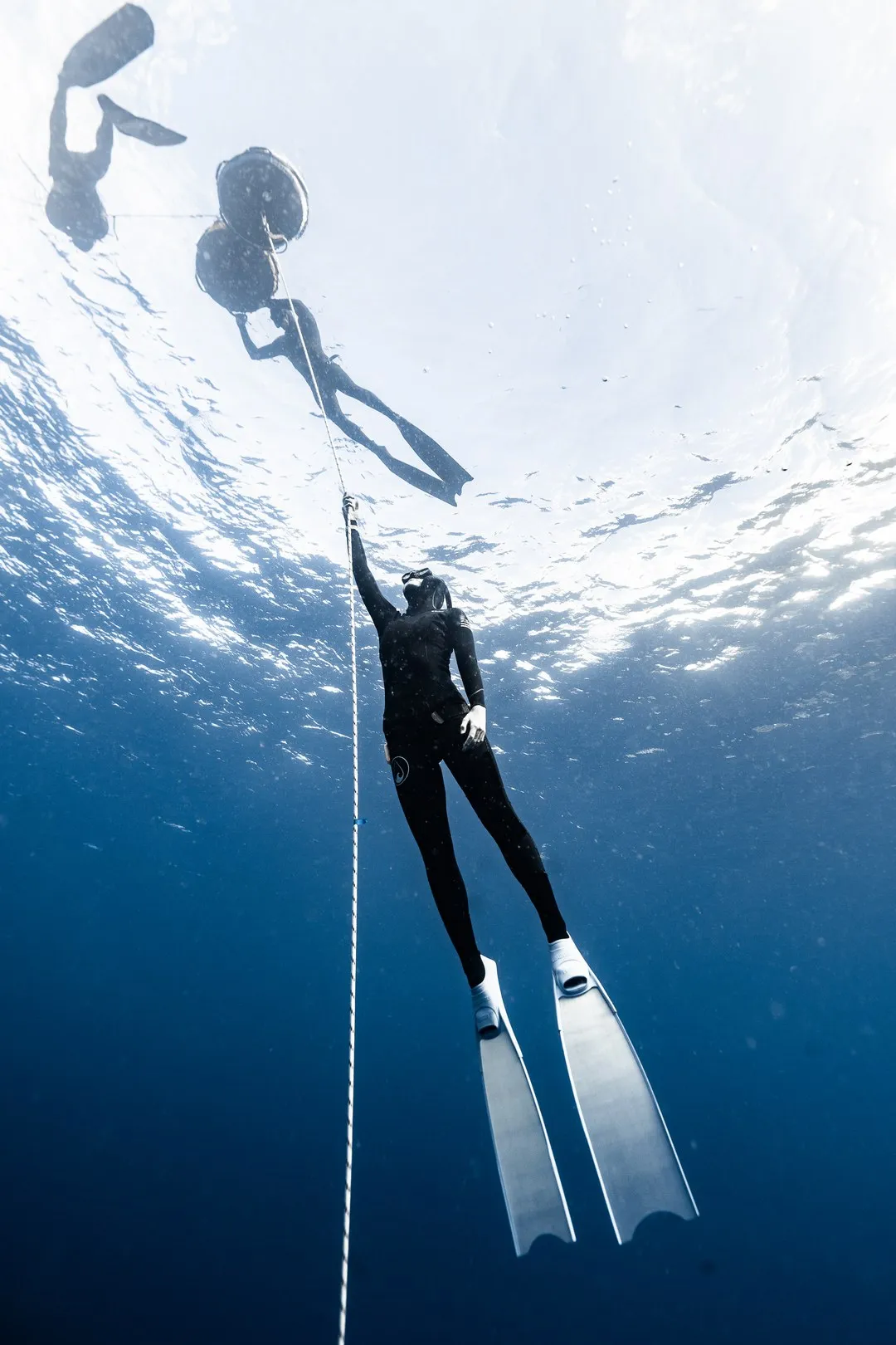 Master-level freediver descending the line during AIDA 4 training